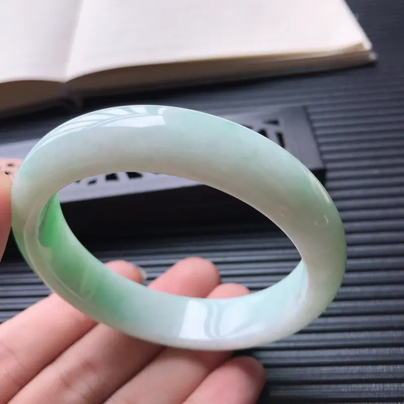 【天然翡翠A货细糯种飘绿正圈宽边手镯,尺寸57.8-14-7.7mm,玉质细腻,种水好 ,胶感十足,底色好,上手效果漂亮】图5