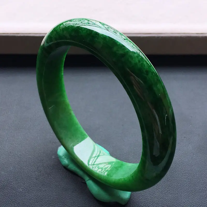 【糯种辣阳绿正圈手镯,圈口:57.5mm 尺寸:13×9mm, 天然翡翠A货玉质细腻精雕细雕手镯, 颜色好 佩戴上手漂亮】图3