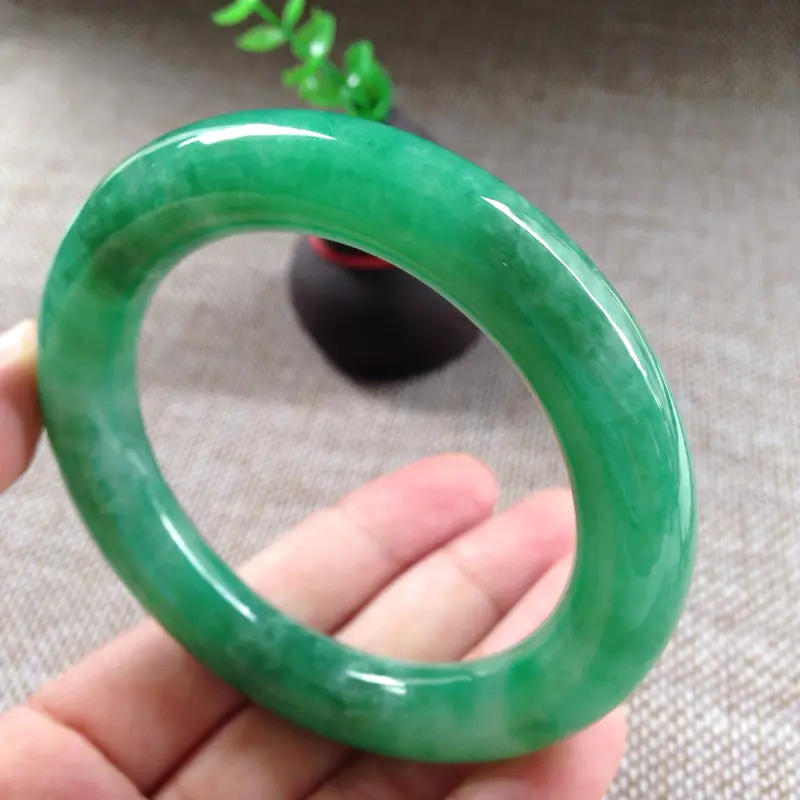 【满色圆条,55.3圈口,高端品质,种老水足,底子细腻,条形美,色泽阳绿浓郁,上手贵气十足,无纹裂】图3