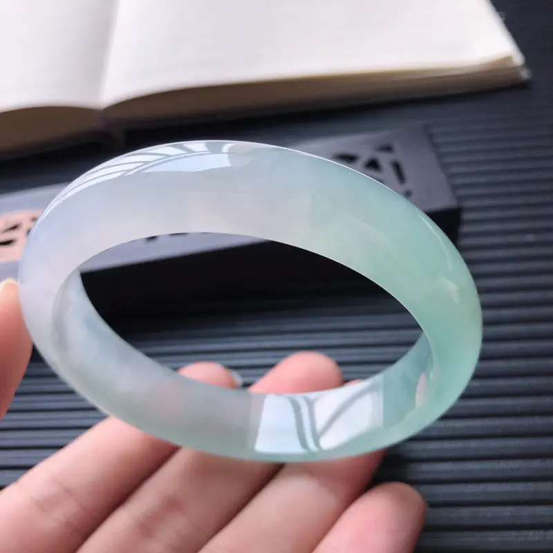 【天然翡翠A货冰种通透水润起荧光晴水正圈宽边手镯,尺寸58.8-14-7.3mm,玉质细腻,种水好 ,胶感十足,底色好,上手效果漂亮】图4