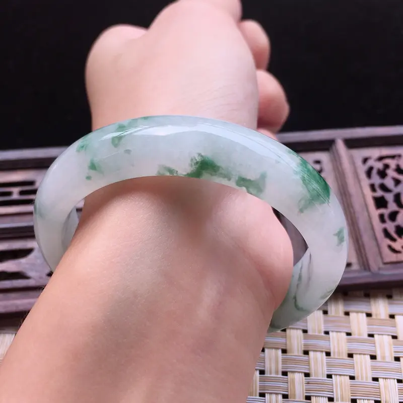 【糯化种飘花正装手镯、圈口55/13/7.5、玉质细腻水润,条形大方,种水好,佩戴效果极佳】图9