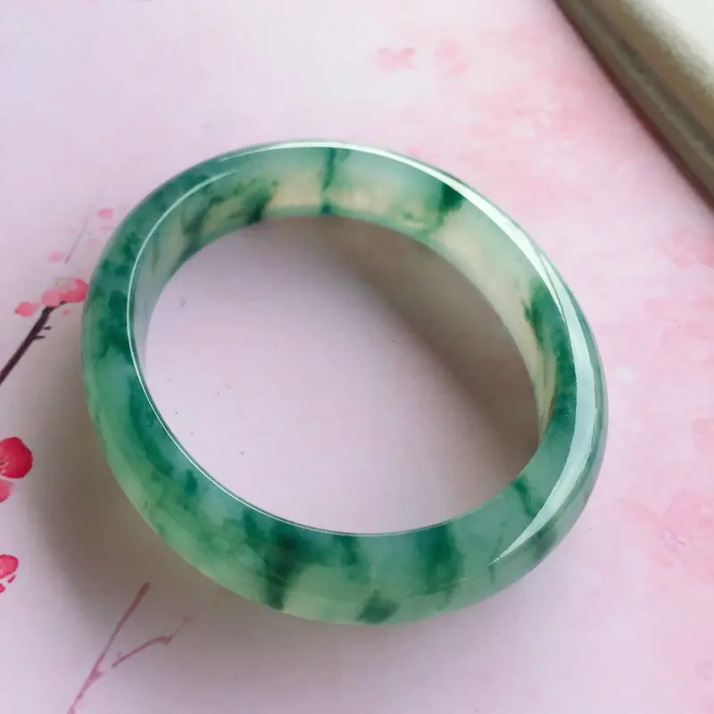 【贵妃54.5mm,相当于正圈52.5mm,糯化种飘蓝花贵妃手镯,底子细腻,飘花灵动,鲜艳显眼,夺人眼球,上手很显气质,尺寸54.5*45*11.3*6.6###】图1