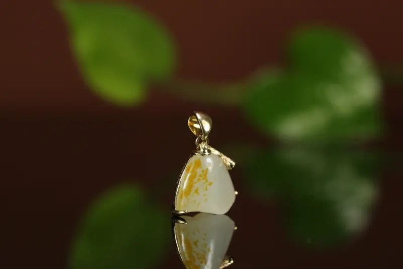 【名称:莲
重量:净重3.7g (不含链子)
尺寸:13*16*7 mm
材质: 新疆和田玉籽料
描述:独籽镶嵌 18K金镶嵌 重金质感镶嵌 款式独特 值得拥有。】图5