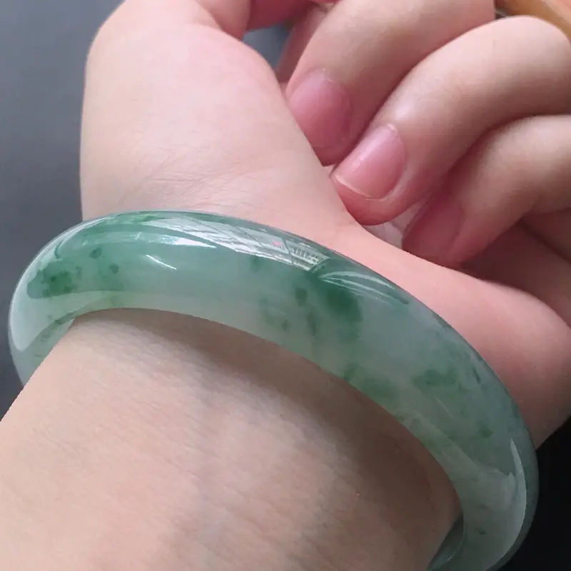 【缅甸翡翠54圈口飘花正圈手镯,自然光实拍,颜色漂亮,玉质莹润,佩戴佳品,尺寸:54.8*12.0*7.6mm,重45.89克】图8