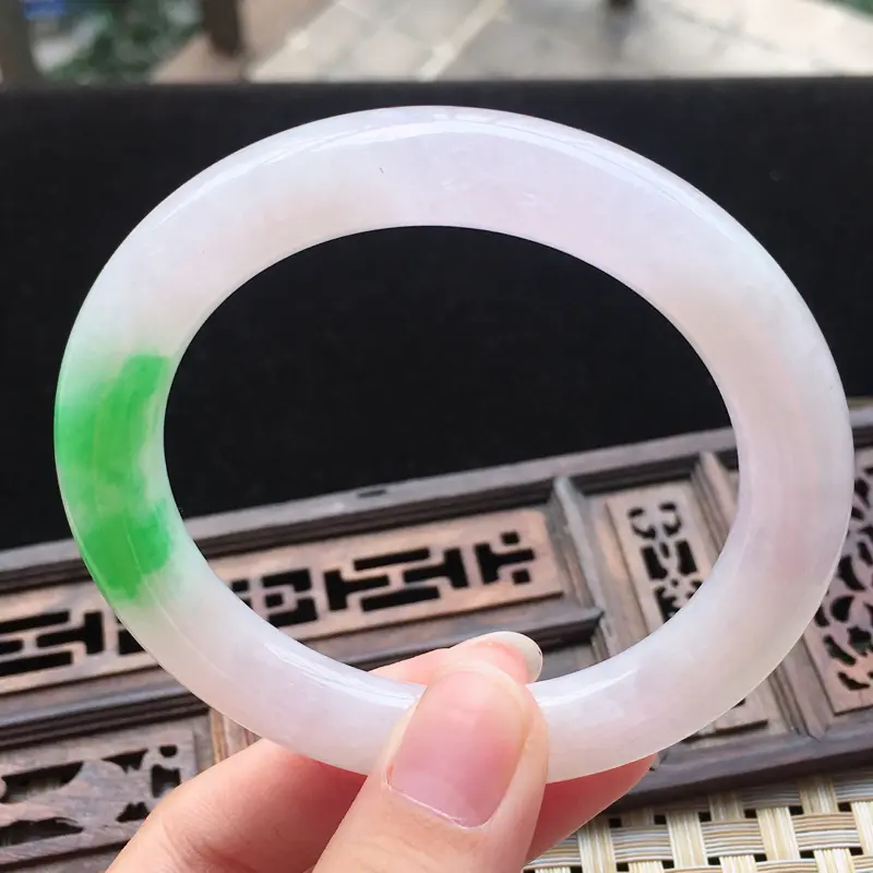 【糯种阳绿圆条手镯、圈口55.1/9.6/10.5、玉质细腻水润,条形大方,种水好,佩戴效果极佳】图5