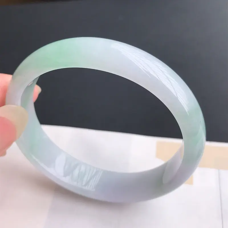 【翡翠A货老坑糯种飘绿贵妃手镯,圈口:56.8×50.8×13.7×7mm,种好水润,料子细腻,版型端庄,上手漂亮,适合正圈55mm】图1