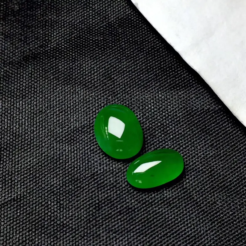 【🌹满绿随型裸石:种老水足,色泽漂亮,干净起光,饱满精致,完美无裂,性价比高。尺寸:9.0--7.2--4.0 9.0--5.2--3.3】图1