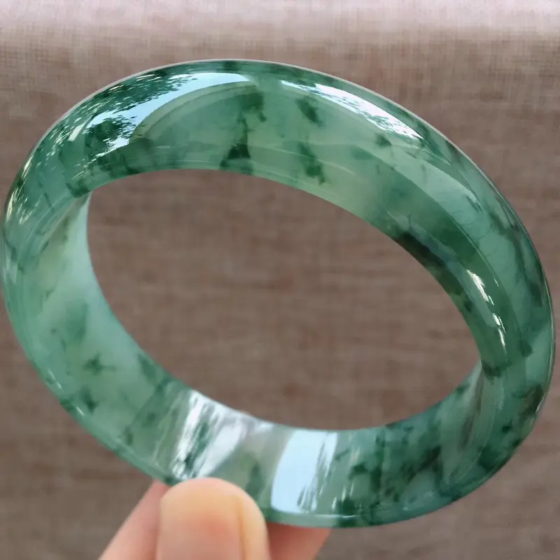 【细腻飘花大圈口大宽边正装62圈口手镯,完美无纹裂,尺寸62*17.8*8mm】图5