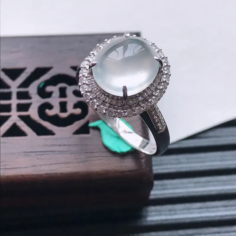 【天然翡翠A货18K金镶嵌伴钻冰种白冰精美蛋面戒指,内径尺寸18mm,裸石尺寸9.6-8.6-4mm,玉质细腻,种水好 胶感十足,底色漂亮,上身效果漂亮】图2