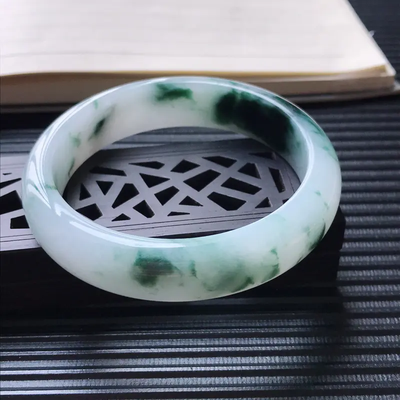 【天然翡翠A货细糯种飘花正圈宽边手镯,尺寸55.5-13.4-7.3mm,玉质细腻,种水好 ,胶感十足,底色好,上手效果漂亮】图1