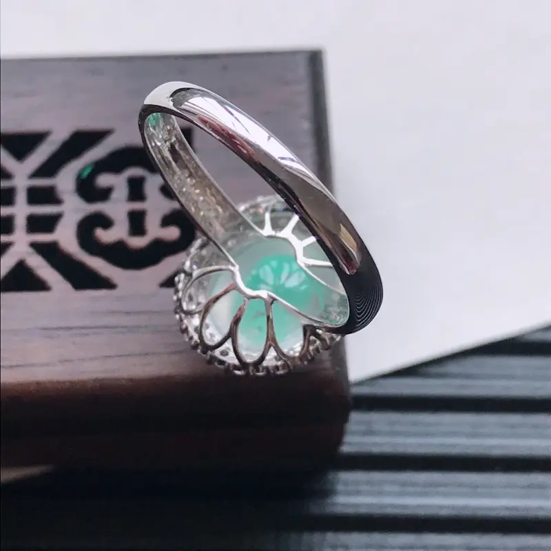【天然翡翠A货18K金镶嵌伴钻冰种白冰精美蛋面戒指,内径尺寸18mm,裸石尺寸9.6-8.6-4mm,玉质细腻,种水好 胶感十足,底色漂亮,上身效果漂亮】图5