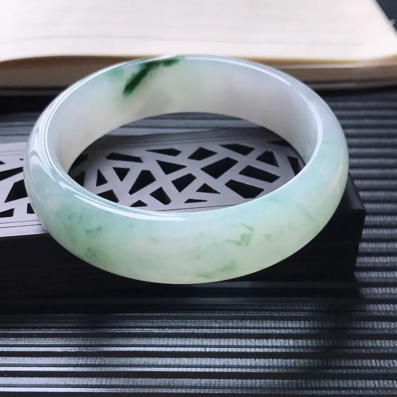 【天然翡翠A货糯化种水润飘花正圈宽边手镯,尺寸56-16-7.3mm,玉质细腻,种水好 ,胶感十足,底色好,上手效果漂亮】图2