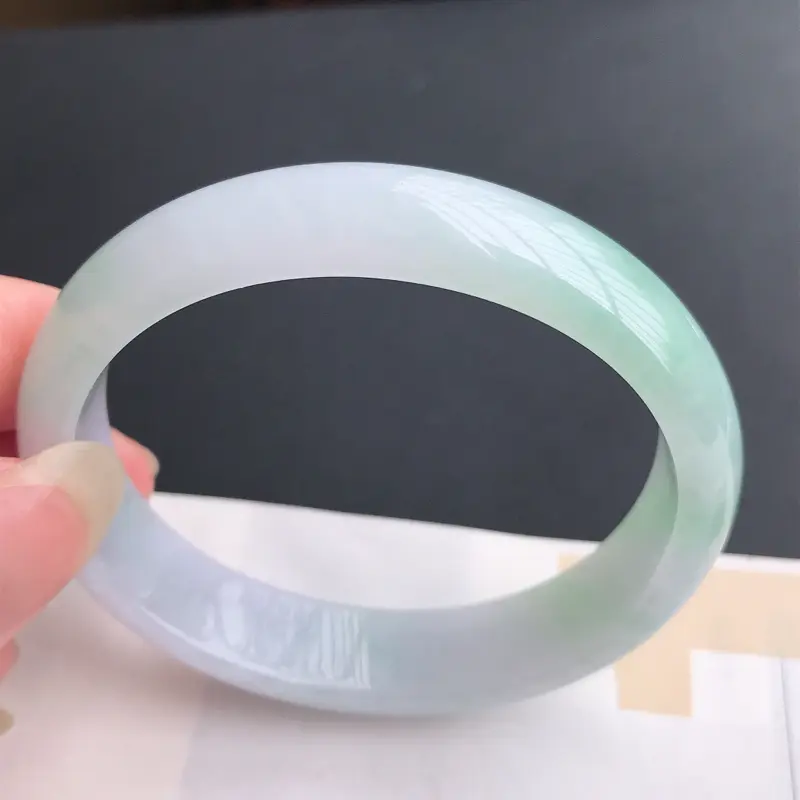 【翡翠A货老坑糯种飘绿贵妃手镯,圈口:56.8×50.8×13.7×7mm,种好水润,料子细腻,版型端庄,上手漂亮,适合正圈55mm】图6