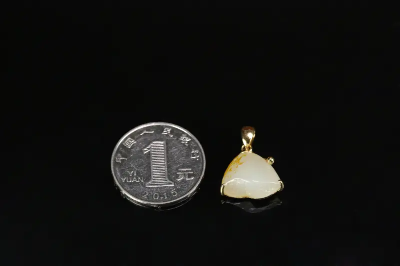 【名称:莲
重量:净重3.7g (不含链子)
尺寸:13*16*7 mm
材质: 新疆和田玉籽料
描述:独籽镶嵌 18K金镶嵌 重金质感镶嵌 款式独特 值得拥有。】图6