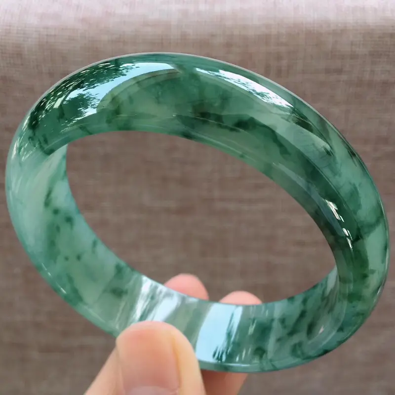 【细腻飘花大圈口大宽边正装62圈口手镯,完美无纹裂,尺寸62*17.8*8mm】图2
