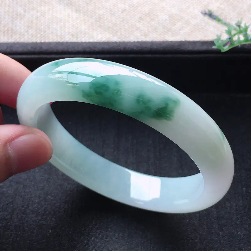 【精品翡翠手镯,雕工精美,玉质莹润,尺寸:内径:54.9MM,玉:12.4*7.8MM,总质量:51.2g】图1