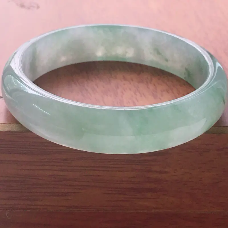 【缅甸翡翠56圈口飘花正圈手镯,自然光实拍,颜色漂亮,玉质莹润,佩戴佳品,尺寸:56.5*14.1*7.6mm,重53.48克】图2