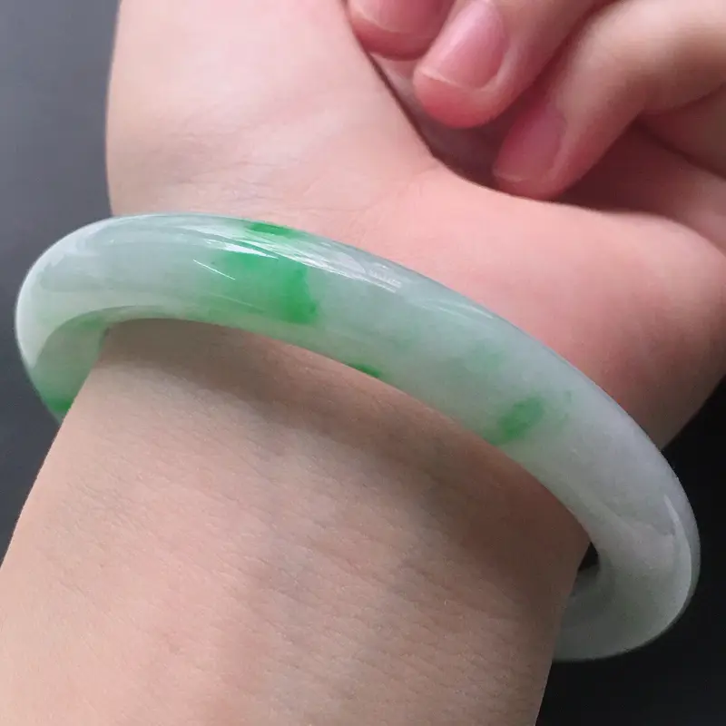 【缅甸翡翠54圈口带翠圆条手镯,自然光实拍,颜色漂亮,玉质莹润,佩戴佳品,尺寸:54.0*9.1*9.4mm,重43.90克】图7