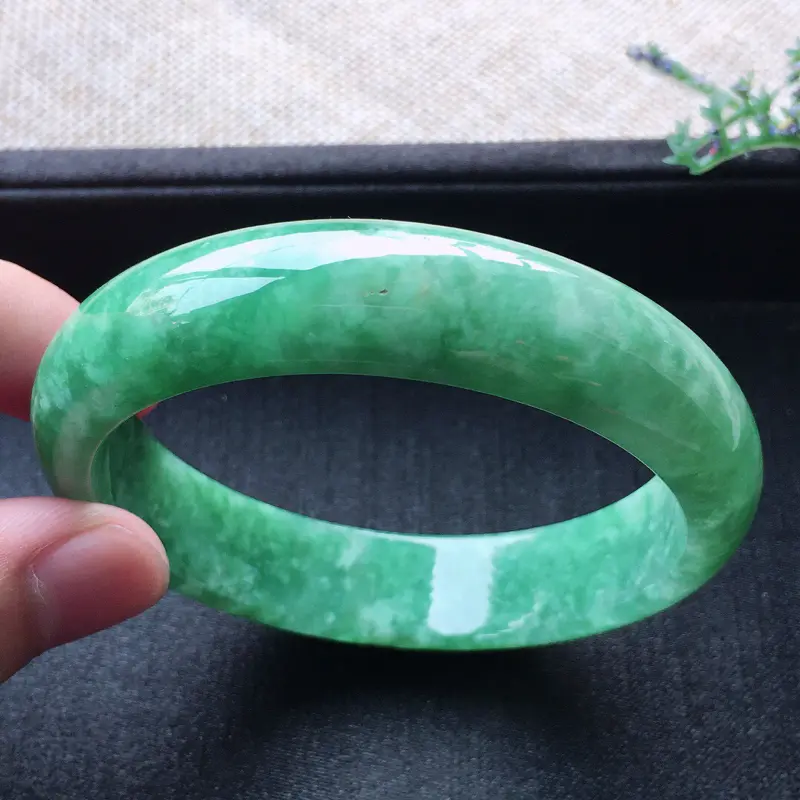 【精品翡翠手镯,雕工精美,玉质莹润,尺寸:内径:57MM,玉:13.9*7.3MM,总质量:55.1】图5