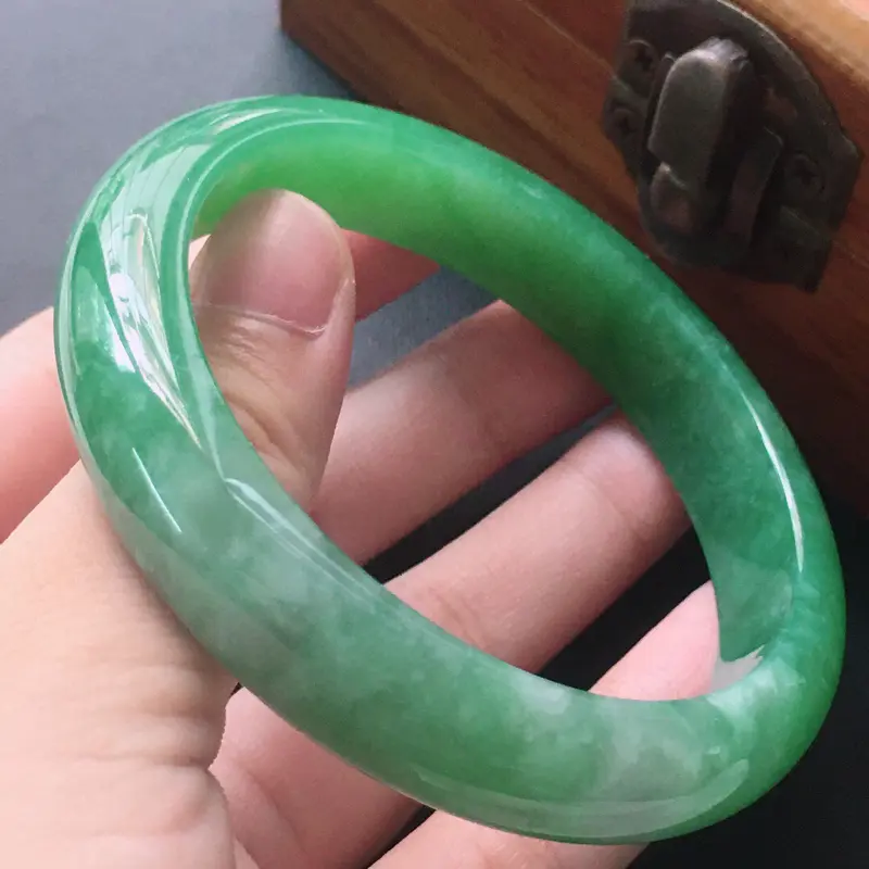 【缅甸翡翠54圈口带翠正圈手镯,自然光实拍,颜色漂亮,玉质莹润,佩戴佳品,尺寸:54.0*11.4*7.8mm,重44.68克】图7