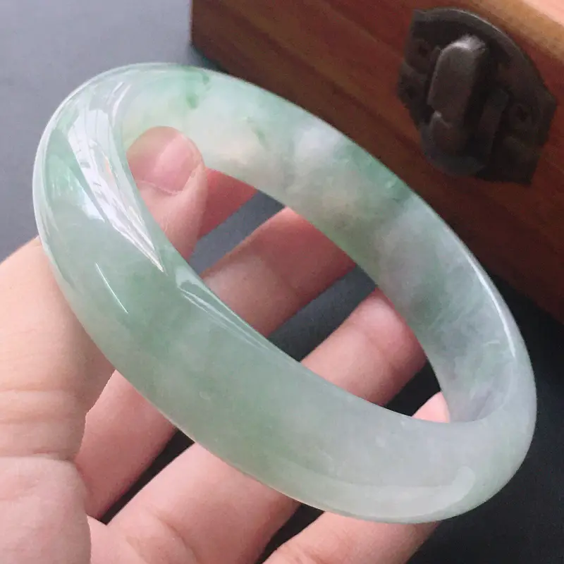 【缅甸翡翠56圈口飘花正圈手镯,自然光实拍,颜色漂亮,玉质莹润,佩戴佳品,尺寸:56.5*14.1*7.6mm,重53.48克】图7