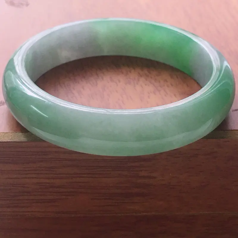 【缅甸翡翠57圈口带翠正圈手镯,自然光实拍,颜色漂亮,玉质莹润,佩戴佳品,尺寸:57.0*14.2*8.2mm,重59.18克】图2