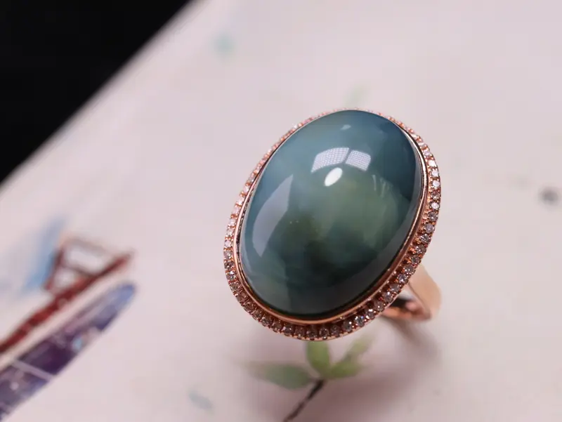 【【精品荧光镶嵌戒指💍】
规格:20.8*16.2*9.6*
重量:5.20克
圈口:15#
18K金镶嵌南非钻石,佩戴奢华、独特,特别漂亮,完美品质,可改圈口!】图5
