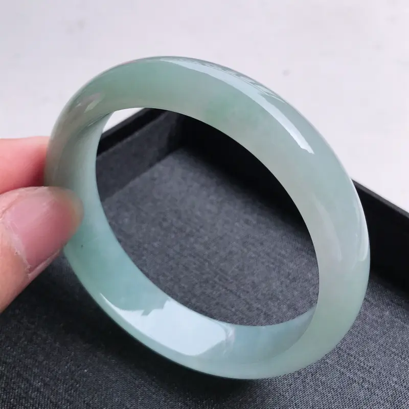 【正圈59,尺寸:59*14.2*7.2,缅甸天然翡翠好种冰润老坑手镯,质地细腻,种老,水润幼洁全胶感,飘绿,高档完美,颜色漂亮。100919】图1