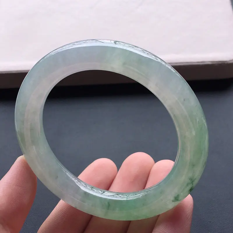 【糯种飘花圆条手镯,圈口:56.5mm 尺寸:11.8mm, 天然翡翠A货玉质细腻精雕细雕手镯, 颜色好 佩戴上手漂亮】图7