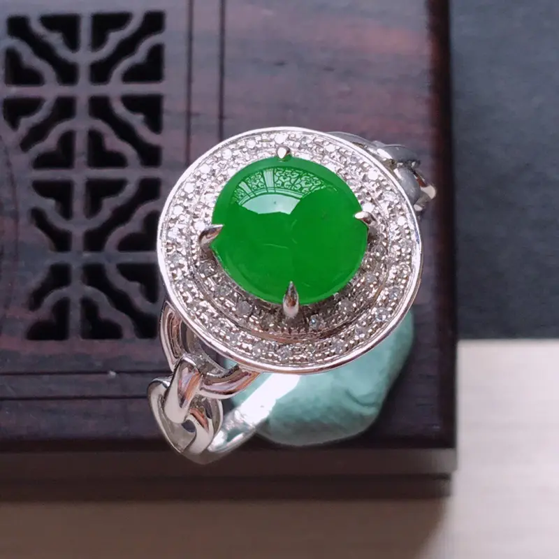 【18k金镶嵌双围钻阳绿蛋面戒指, 料子细腻,雕工精美,颜色漂亮, 圈口:16.8mm 含金尺寸:13×12×6.5mm 裸石尺寸:7.5×7×2.5mm】图3