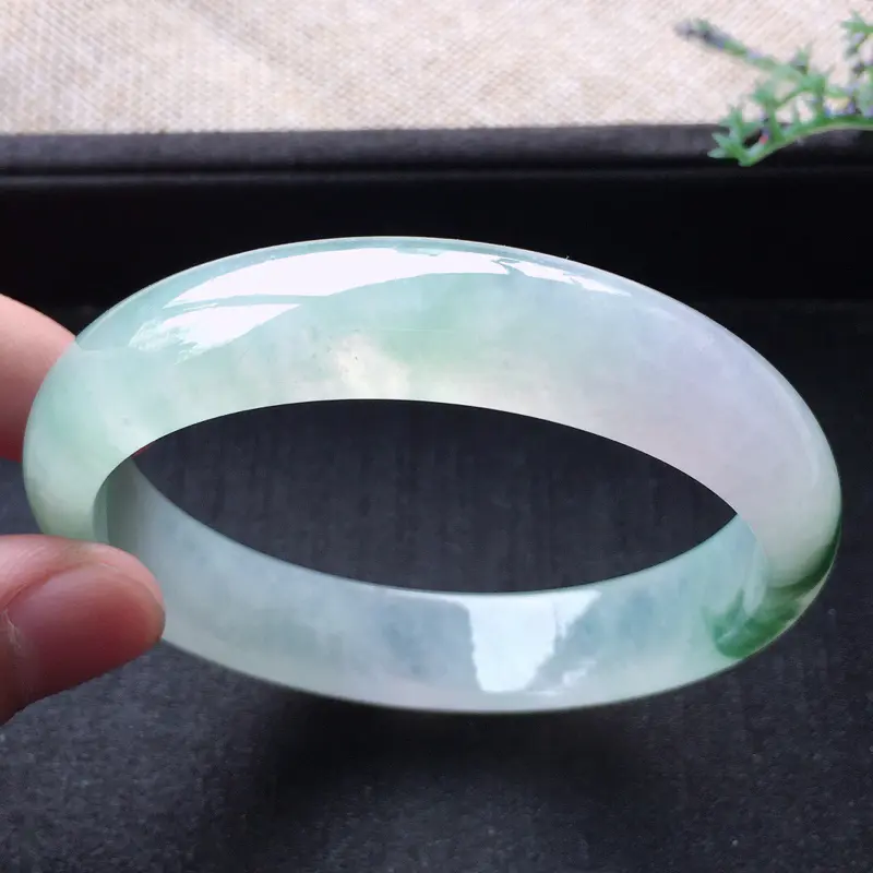 【精品翡翠手镯,雕工精美,玉质莹润,尺寸:内径:58.8MM,玉:13.1*7.1MM,总质量:50.6g】图7