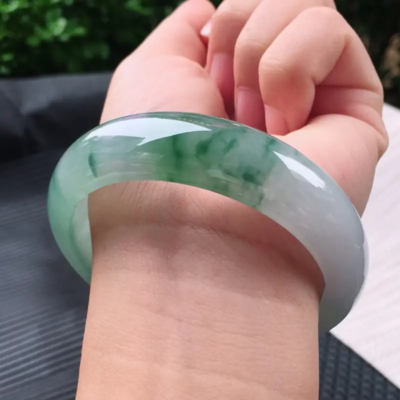 【圈口:57,天然翡翠A货—冰润飘绿宽边正圈手镯,尺寸:57/16.3/8,完美 饱满 透光 玉质细腻,上身效果漂亮】图5