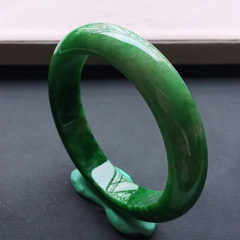 【糯种辣阳绿正圈手镯,圈口:57.5mm 尺寸:13×9mm, 天然翡翠A货玉质细腻精雕细雕手镯, 颜色好 佩戴上手漂亮】图4