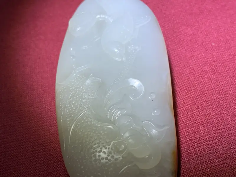 【苏工名家作品【一品清廉】新疆和田玉籽料挂件,精雕莲花,莲花出淤泥而不染,濯清涟而不妖,高洁素雅,鸟儿轻盈站在枝头,活泼生动,背部留有满皮,收藏佳品。】图9