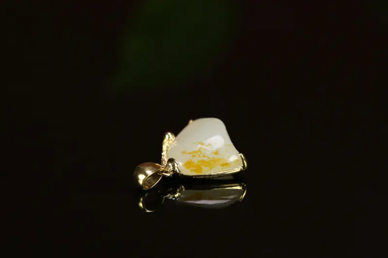 【名称:莲
重量:净重3.7g (不含链子)
尺寸:13*16*7 mm
材质: 新疆和田玉籽料
描述:独籽镶嵌 18K金镶嵌 重金质感镶嵌 款式独特 值得拥有。】图1