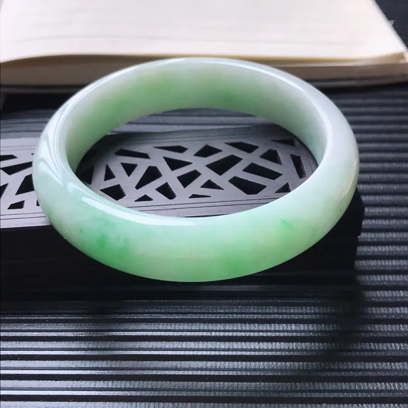 【天然翡翠A货细糯种飘绿正圈宽边手镯,尺寸57.8-14-7.7mm,玉质细腻,种水好 ,胶感十足,底色好,上手效果漂亮】图2