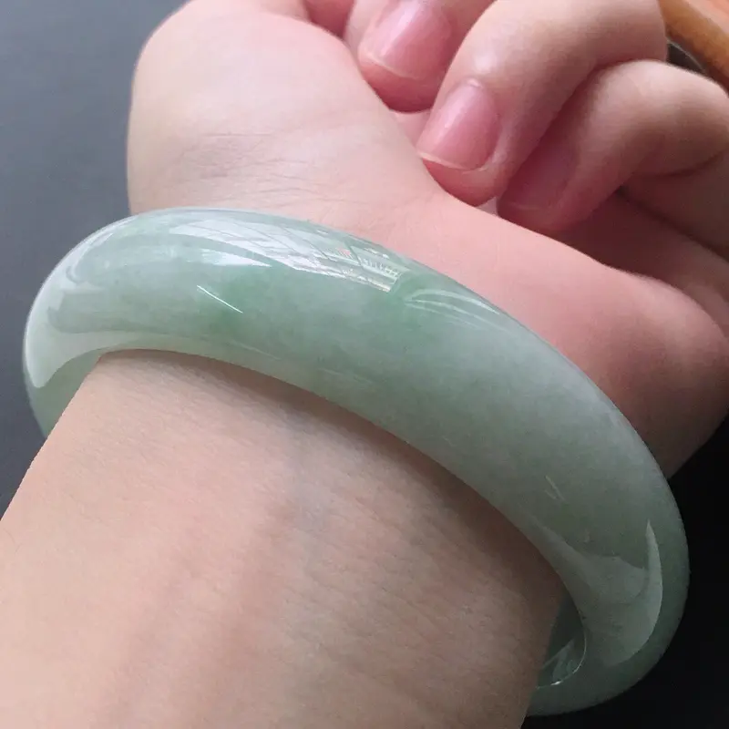 【缅甸翡翠57圈口带绿正圈手镯,自然光实拍,颜色漂亮,玉质莹润,佩戴佳品,尺寸:57.8*15.3*8.0mm,重64.84克】图8