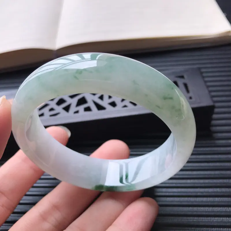 【天然翡翠A货糯化种水润飘花正圈宽边手镯,尺寸56-16-7.3mm,玉质细腻,种水好 ,胶感十足,底色好,上手效果漂亮】图6