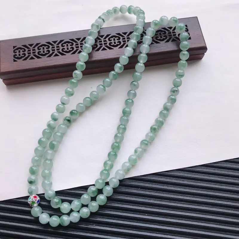 【天然翡翠A货糯化种飘绿精美圆珠项链,尺寸6.6mm,玉质细腻,种水好 胶感十足,底色漂亮,上身效果漂亮】图2