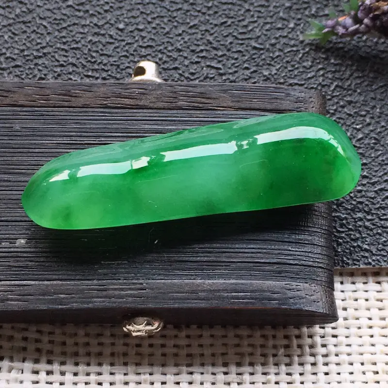 【精品翡翠四季平安戒面,雕工精美,玉质莹润,尺寸:玉:34.5*10.2*5.6MM,总质量:3.3g】图3