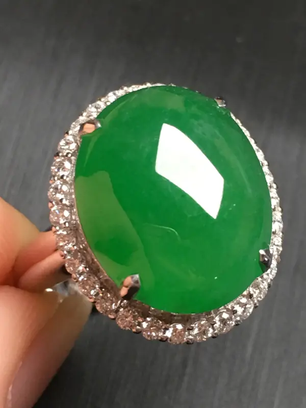 【翡翠A货,阳绿蛋面戒指,18k金伴钻镶嵌,完美,种水超好,性价比高。整体尺寸:18.5*16*10.3】图2