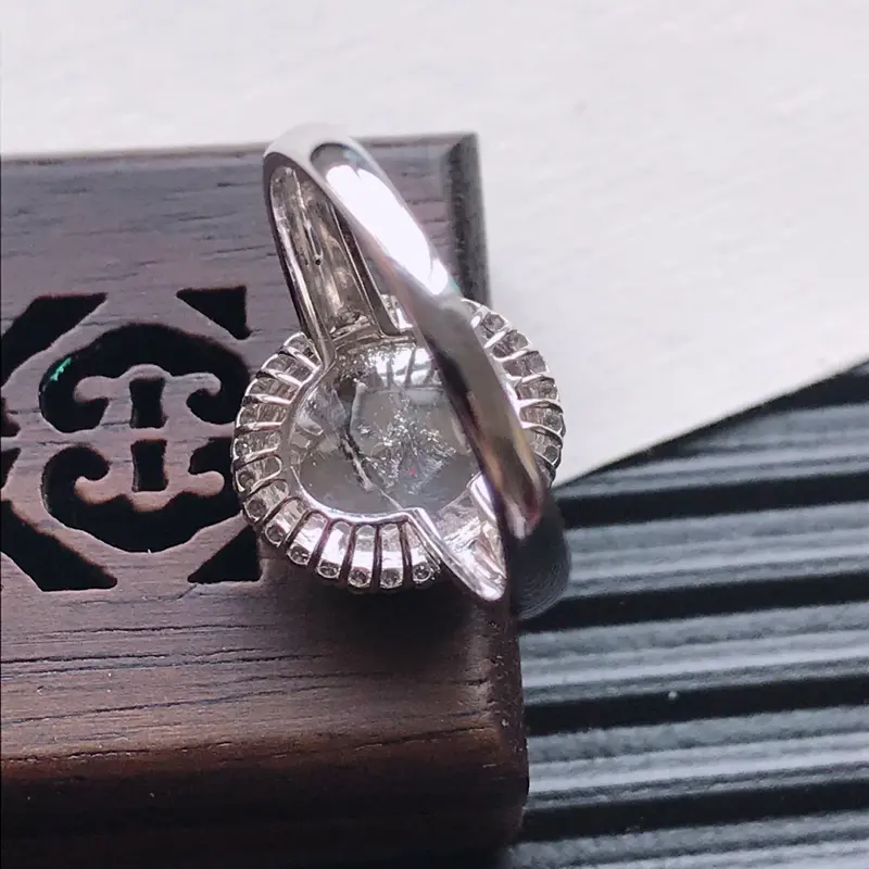 【天然翡翠A货18K金镶嵌伴钻糯化种满绿精美蛋面戒指,内径尺寸18.5mm,裸石尺寸10.4-8.3-3mm,玉质细腻,种水好 胶感十足,底色漂亮,上身效果漂亮】图5