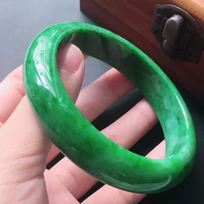 【缅甸翡翠58圈口深绿色正圈手镯,自然光实拍,颜色漂亮,玉质莹润,佩戴佳品,尺寸:58.2*13.8*9.1mm,重63.38克】图7