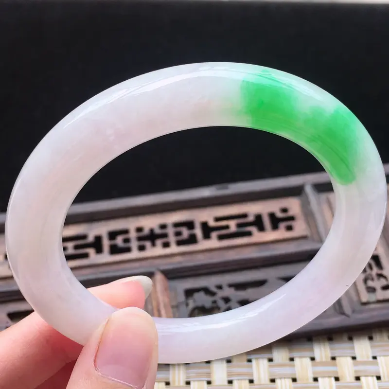 【糯种阳绿圆条手镯、圈口55.1/9.6/10.5、玉质细腻水润,条形大方,种水好,佩戴效果极佳】图3