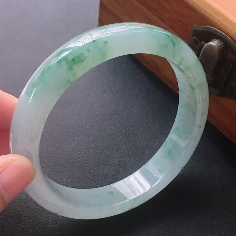 【缅甸翡翠54圈口飘花正圈手镯,自然光实拍,颜色漂亮,玉质莹润,佩戴佳品,尺寸:54.8*12.0*7.6mm,重45.89克】图3