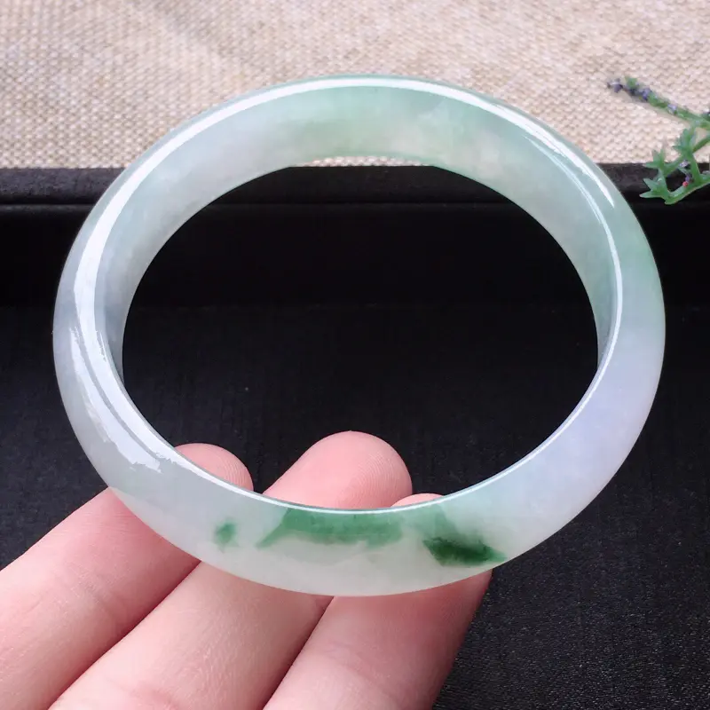 【精品翡翠手镯,雕工精美,玉质莹润,尺寸:内径:58.8MM,玉:13.1*7.1MM,总质量:50.6g】图8