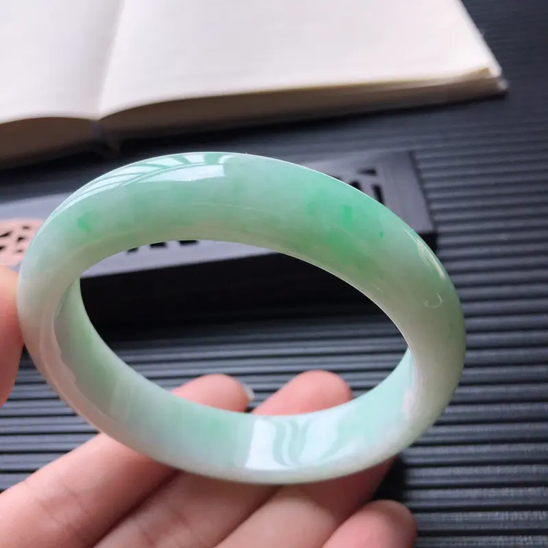 【天然翡翠A货细糯种飘绿正圈宽边手镯,尺寸57.8-14-7.7mm,玉质细腻,种水好 ,胶感十足,底色好,上手效果漂亮】图3