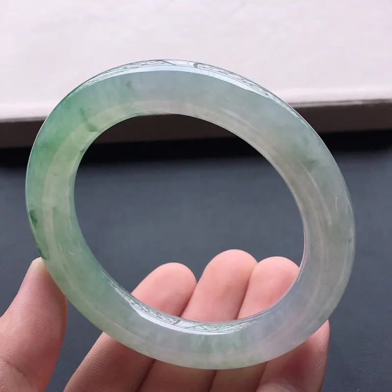 【糯种飘花圆条手镯,圈口:56.5mm 尺寸:11.8mm, 天然翡翠A货玉质细腻精雕细雕手镯, 颜色好 佩戴上手漂亮】图6