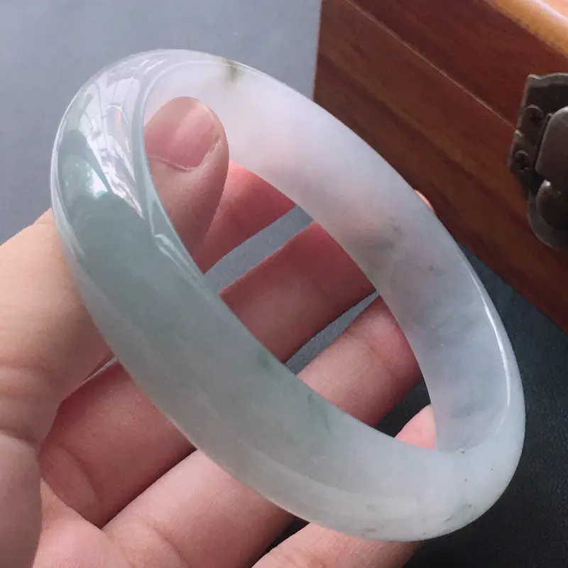 【缅甸翡翠56圈口正圈手镯,自然光实拍,颜色漂亮,玉质莹润,佩戴佳品,尺寸:56.1*13.8*7.0mm,重46.88克】图6