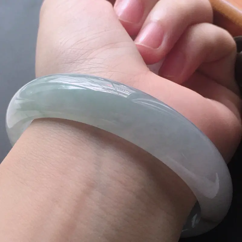 【缅甸翡翠56圈口正圈手镯,自然光实拍,颜色漂亮,玉质莹润,佩戴佳品,尺寸:56.1*13.8*7.0mm,重46.88克】图8